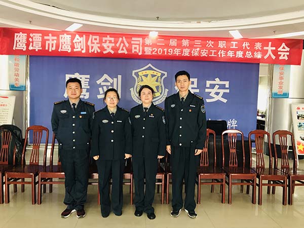 工會主席徐玉英、女工委主任王婷與新當(dāng)選的工會委員合影