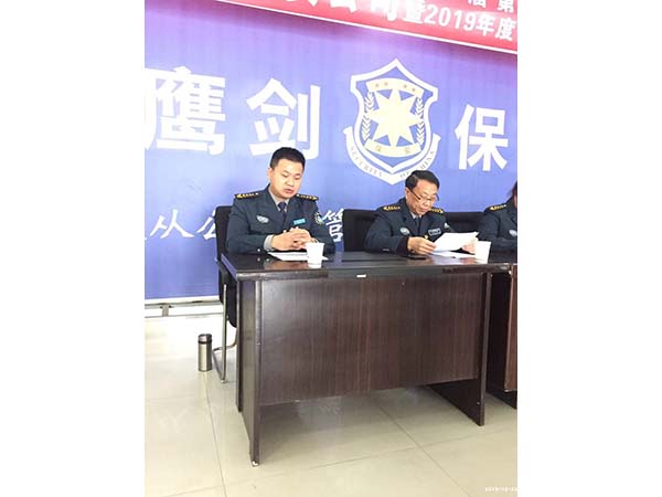 新當(dāng)選的工會委員、公司副總經(jīng)理李丹在主席臺上